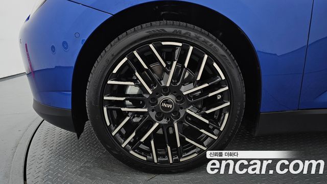 Mini Cooper SE Favoured — пробег 8 765 км — фото 5 из 5
