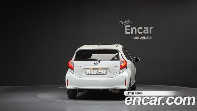 Toyota Prius 1.5 — пробег 65 561 км — фото 4 из 5