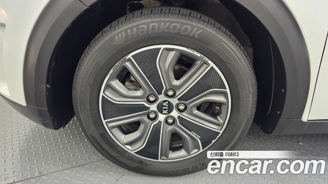Kia Niro Luxury — пробег 98 068 км — фото 5 из 5