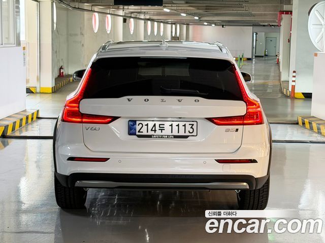 Volvo V60 B5 Ultra AWD — пробег 2 527 км — фото 4 из 5