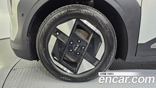 Kia EV3 Long Range 2WD Earth — пробег 5 927 км — фото 5 из 5