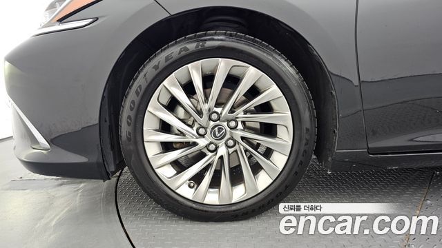 Lexus ES Luxury Plus — пробег 70 308 км — фото 5 из 5