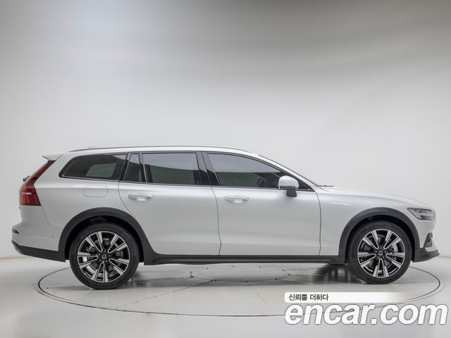Volvo V60 B5 Ultra AWD — пробег 20 610 км — фото 5 из 5