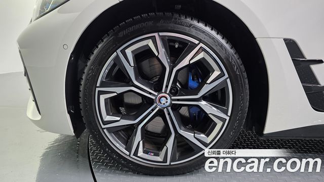 BMW i4 eDrive40 M Sports Pro — пробег 40 210 км — фото 5 из 5