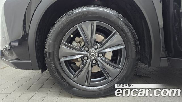 Lexus UX 2.0 2WD — пробег 72 759 км — фото 5 из 5