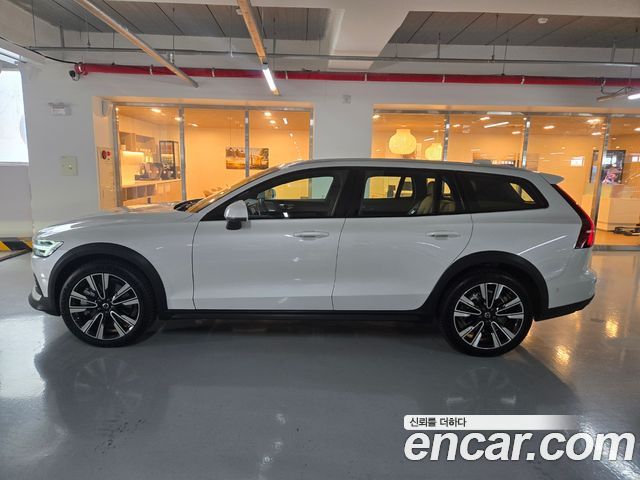 Volvo V60 B5 Ultra AWD — пробег 1 243 км — фото 5 из 5