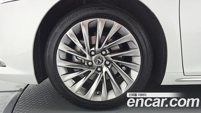 Lexus ES Executive — пробег 36 735 км — фото 5 из 5